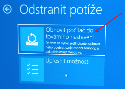 Při obnovení Windows 11 do továrního nastavení vybereme - odstranit potíže - obnovit do továrního nastavení